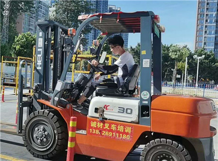 东莞清溪一般叉车证在哪里考?需要多少钱?